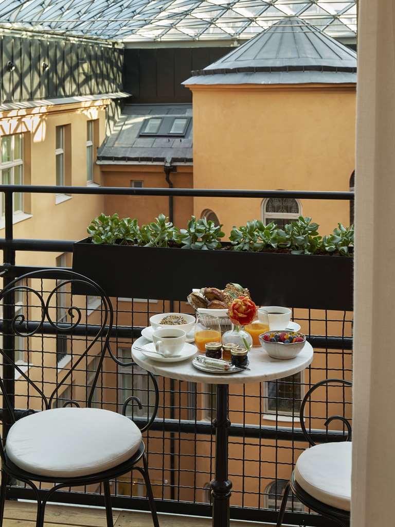 שטוקהולם Villa Dagmar חדר תמונה Breakfast on a balcony